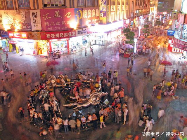 实拍河池商业街,每隔几年变化巨大,每个人都能找到家乡影子